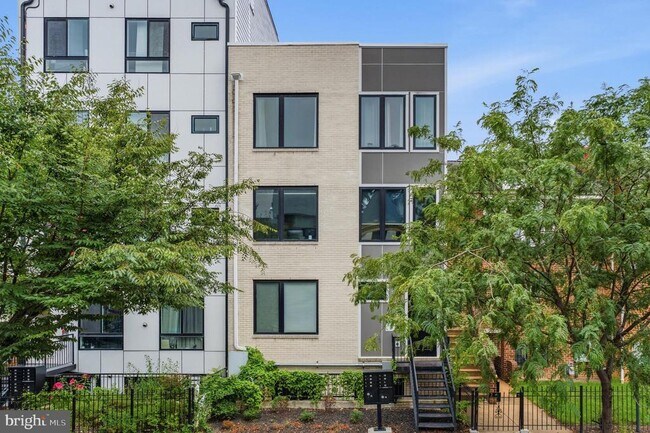 Building Photo - 2612 University Pl NW