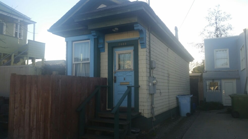 Building Photo - 2144 Bonar St