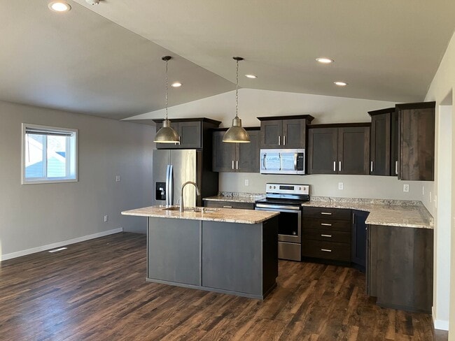 Building Photo - 4 Bed 3 Bath Single Family Home