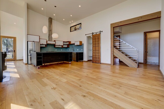 Building Photo - Gorgeous home close to downtown Tumalo