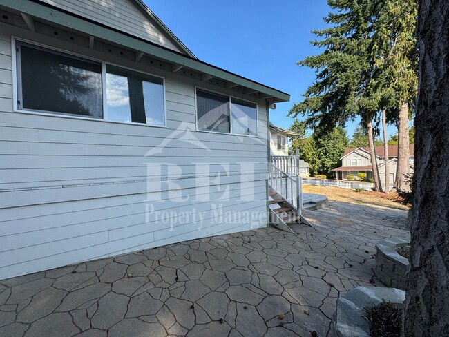 Building Photo - 979 NW Calypso Cir