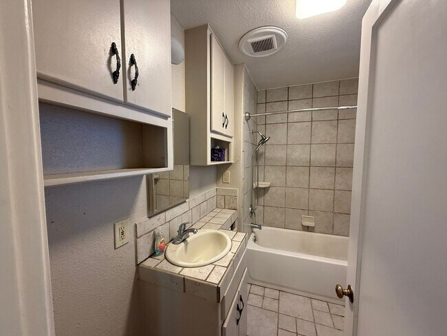 Building Photo - Single story in the heart of Modesto!