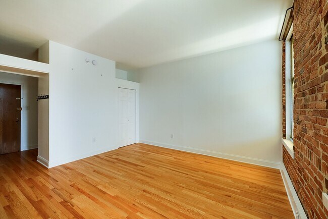 Building Photo - Heart of Dupont Move-in Ready Studio at the Historic Cairo Condominium! Utilities Included!