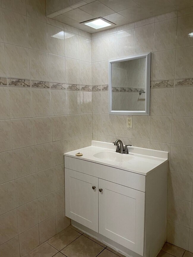 Building Photo - Remodeled 2 Bed / 2 Bath in Lovely Community – Pool, Covered Parking & Great Location