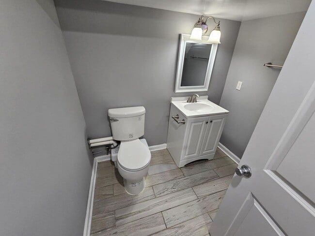 Building Photo - Recently Updated 3 Bedroom/ 1.5 Bathroom T...