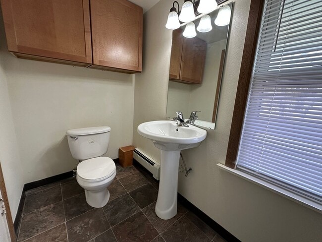 Building Photo - 208-6