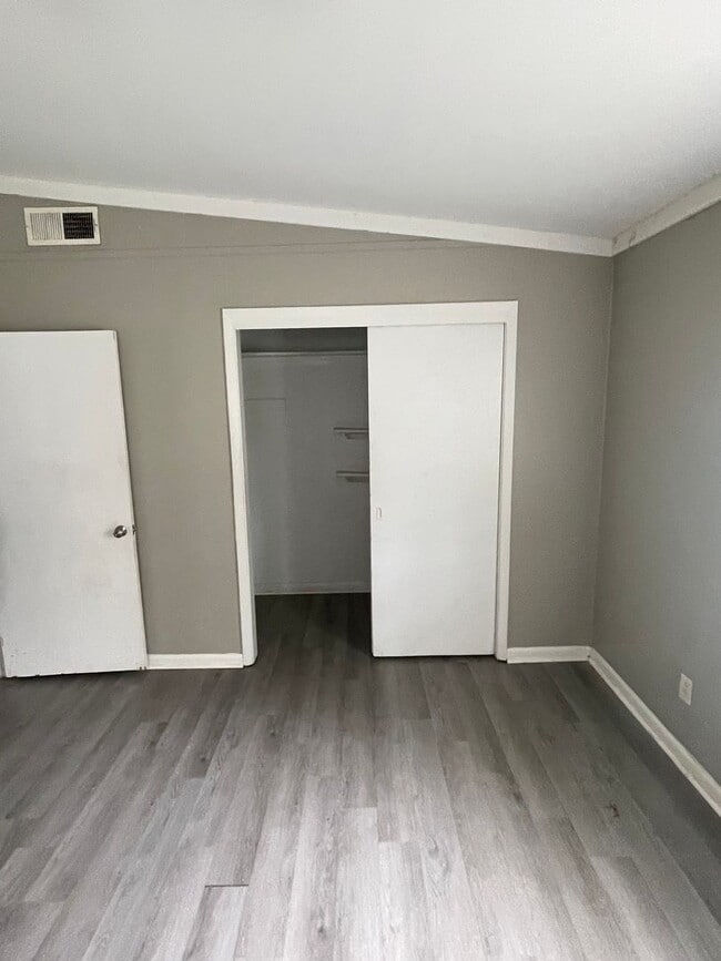 Building Photo - 120 Emerite Dr