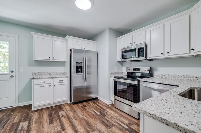 Building Photo - Completely Renovated 2BR Duplex with Granite Counters & Stainless Appliances