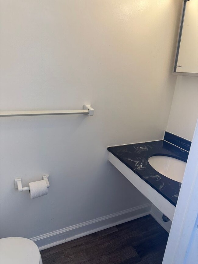 Building Photo - 2 Bedroom/ 2 bath Condo