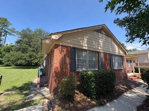 Building Photo - 2 Bedroom, 1 Bath Duplex Located in the Center of Wilmington