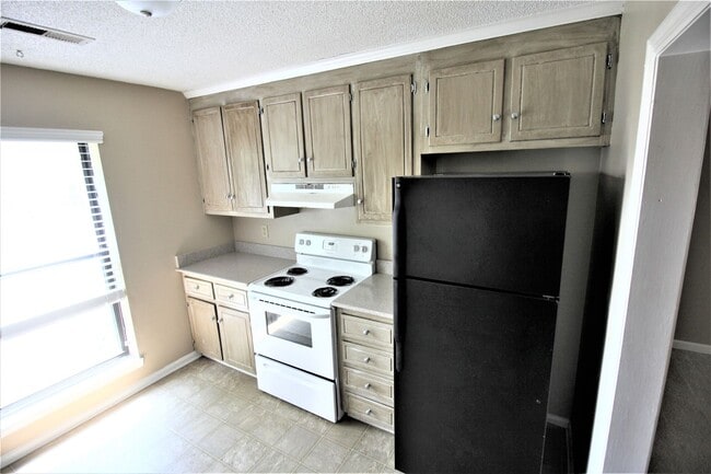 Building Photo - Move In Special: 1/2 Off 1st Month's Rent!