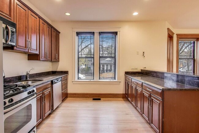 Building Photo - 3901 N Hamilton Ave