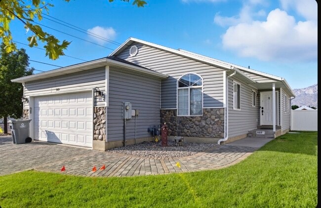 Primary Photo - 909-1520 1520 N Cir