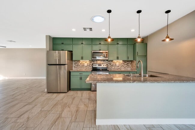 Building Photo - Spacious 6-Bedroom, 3-Bath Pool Home Near ASU Campus