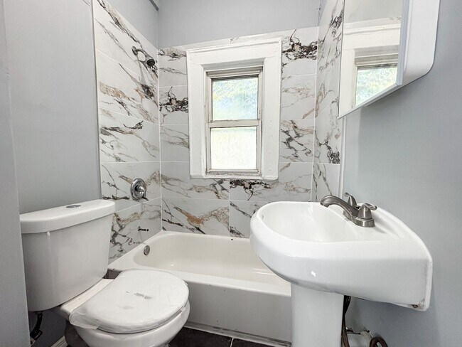 Building Photo - 478 S 15th St