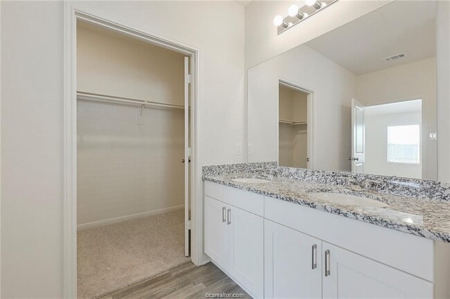 Building Photo - 5521 Fox Blf Dr