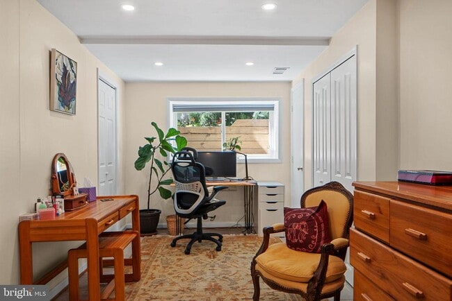 Building Photo - 5929 Avon Dr