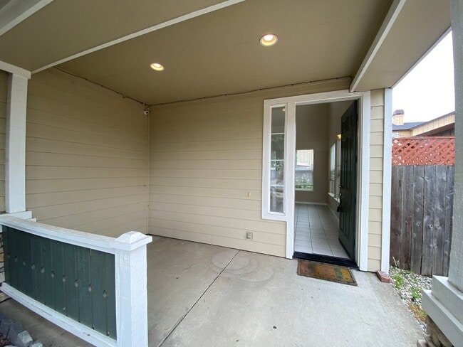 Building Photo - 3 Bedroom Home in SW Santa Rosa