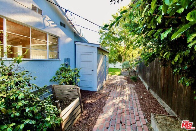 Building Photo - 5415 Coldwater Canyon Ave
