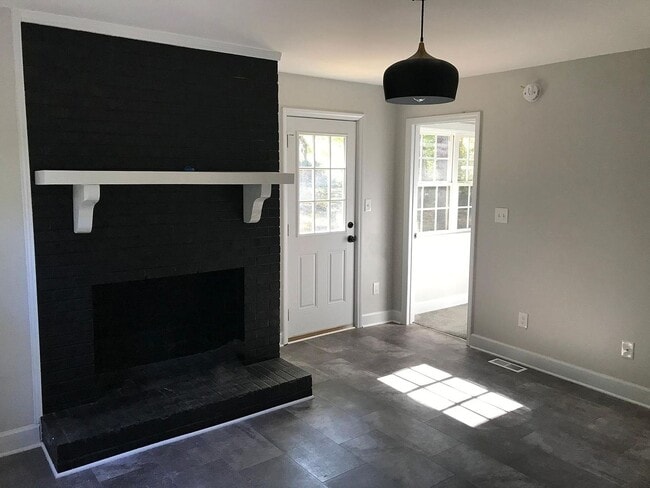 Building Photo - Room for Rent in 3 Bedroom Home at Webster St