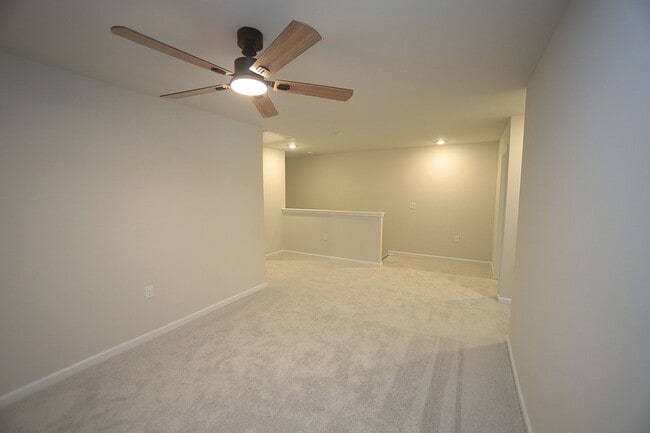 Building Photo - Beautiful 3 Bed+Bonus+2 Car Garage Townhom...