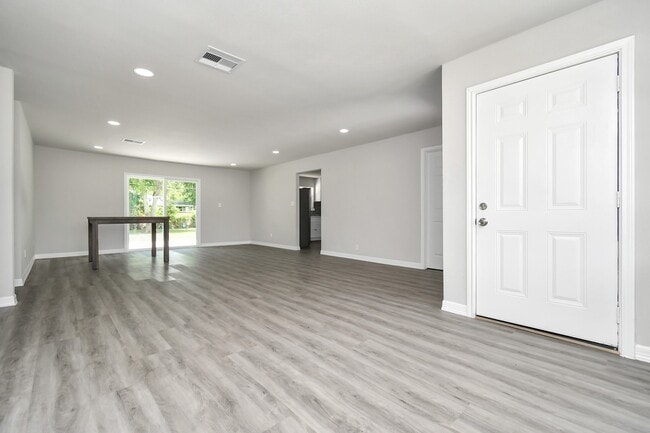 Building Photo - 638 Spell St