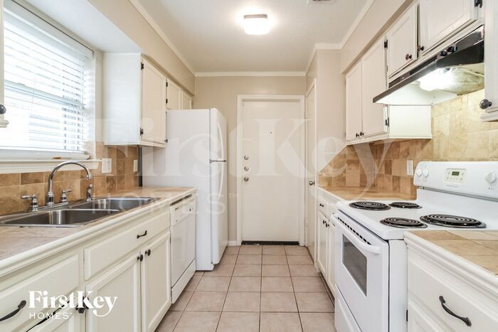 Building Photo - 7410 Blanco Pines Dr