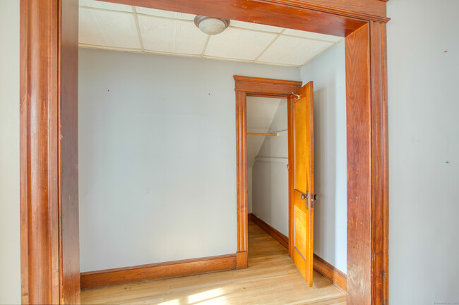 Building Photo - 226 Ledgeside Ave
