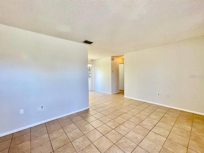 Building Photo - 2625 Narcissus Dr