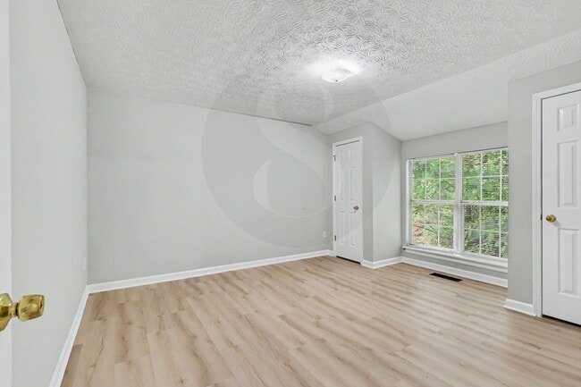 Building Photo - 4BR/2.5BA Home Conveniently Located Off Jimmy Carter Blvd!