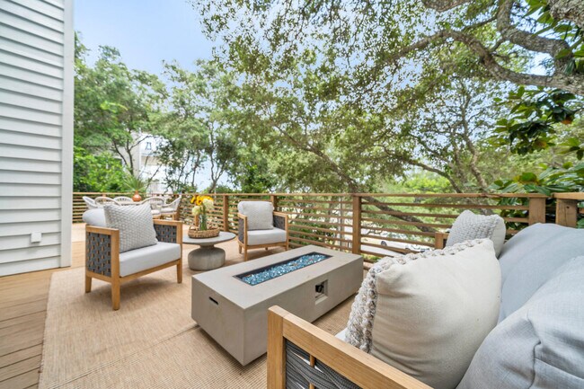 Building Photo - 6296 W County Hwy 30A