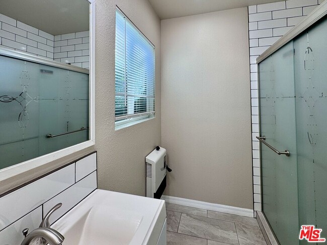 Building Photo - 6117 1/2 S Victoria Ave