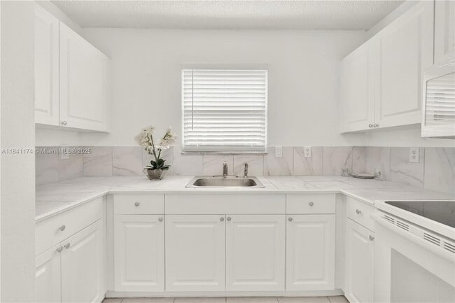 Building Photo - 941 SW 7th Ct