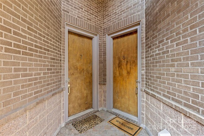 Building Photo - 420 Queens Rd