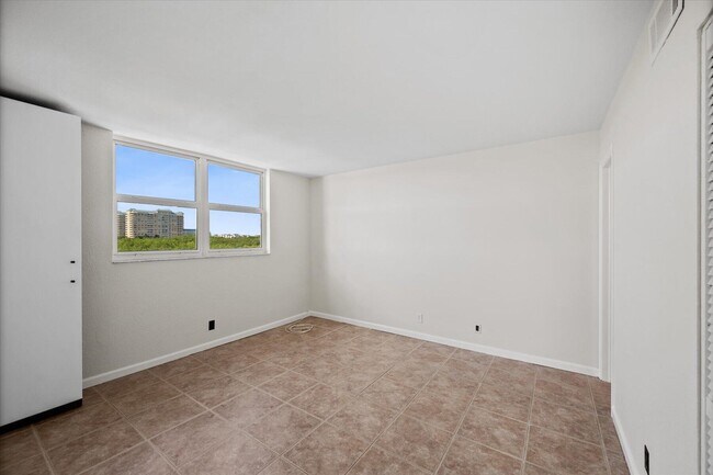 Building Photo - 689 NE 6th Ct