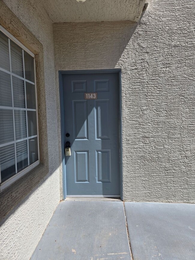 Building Photo - A Fabulous 2 Bedroom Downstairs Condo Cent...