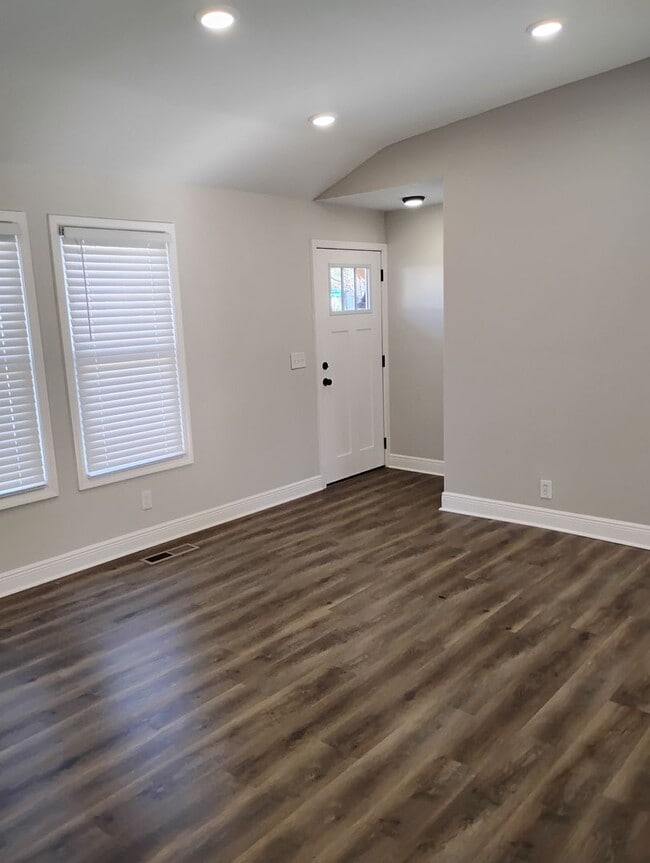 Building Photo - Spacious.Stylish.Short-Term Lease ONLY Perfection