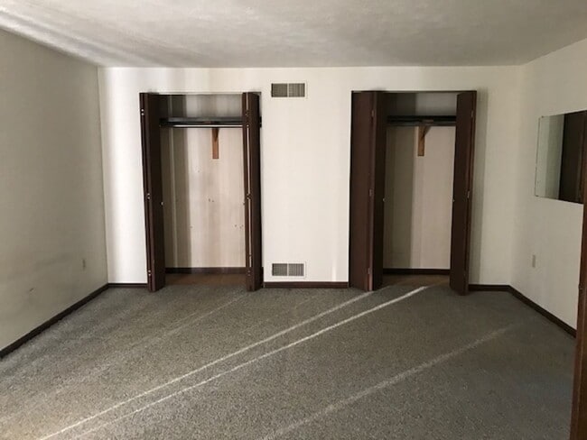 Building Photo - X-Large One Bedroom ground level apartment...