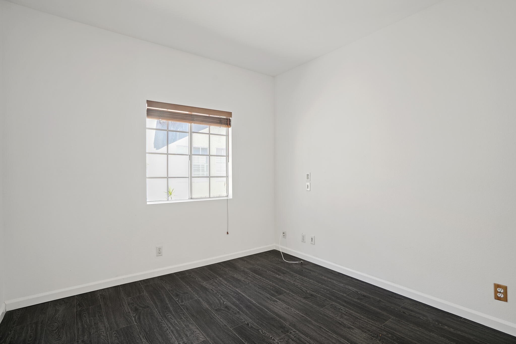 Building Photo - 850 N Poinsettia Pl