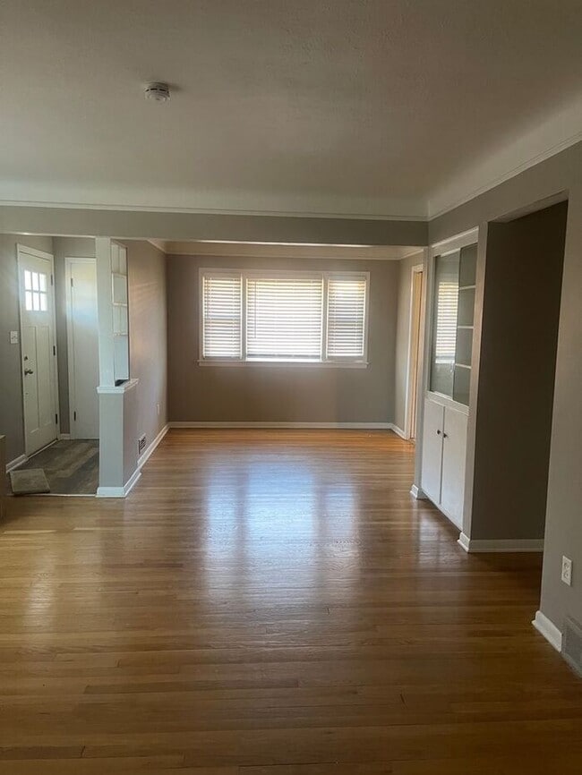 Building Photo - Luxury living at a great price!