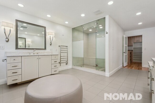 Building Photo - Stunning 5BR House in Denver