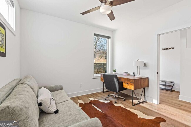 Building Photo - 2424 Memorial Dr SE