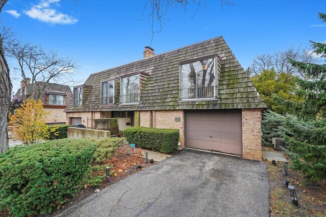 Primary Photo - 406 S Lageschulte St