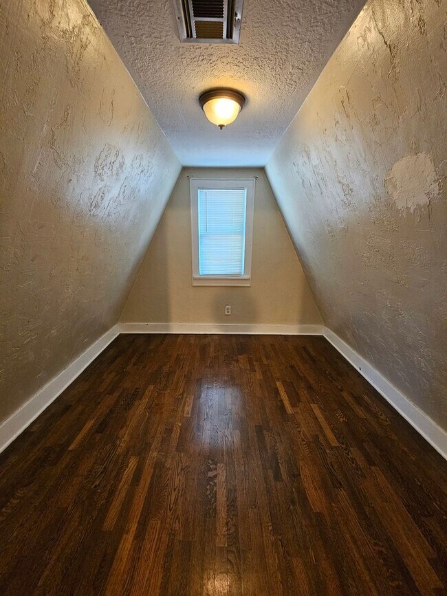 Building Photo - (4) Bed, (3) Bath with (2) Living Areas Av...