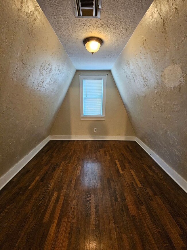 Building Photo - (4) Bed, (3) Bath with (2) Living Areas Avail NOW! Short-Term Lease Avail!