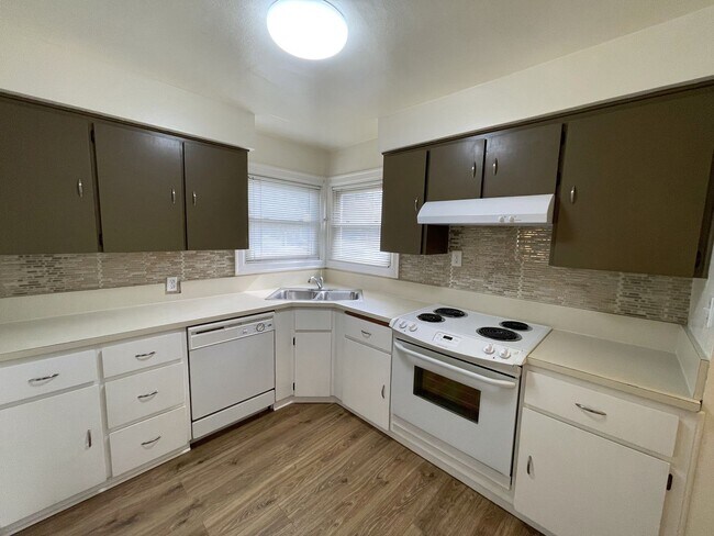 Building Photo - Renovated 3 Bed, 2 Bath House with Large Yard