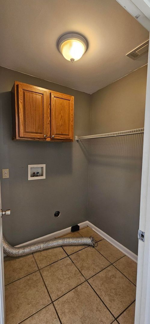 Building Photo - Single Family Home w/ Fenced in Backyard