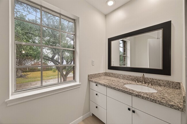Building Photo - 422 Willow Vista Dr