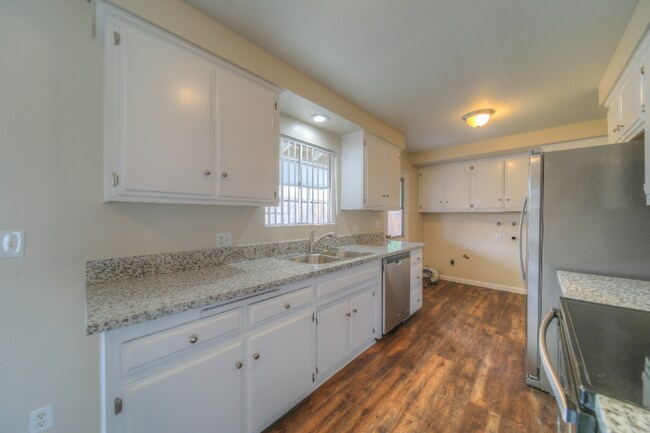 Building Photo - 41084 Beachwood Ave