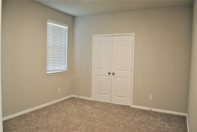 Building Photo - 14131 Lake Lodge Dr